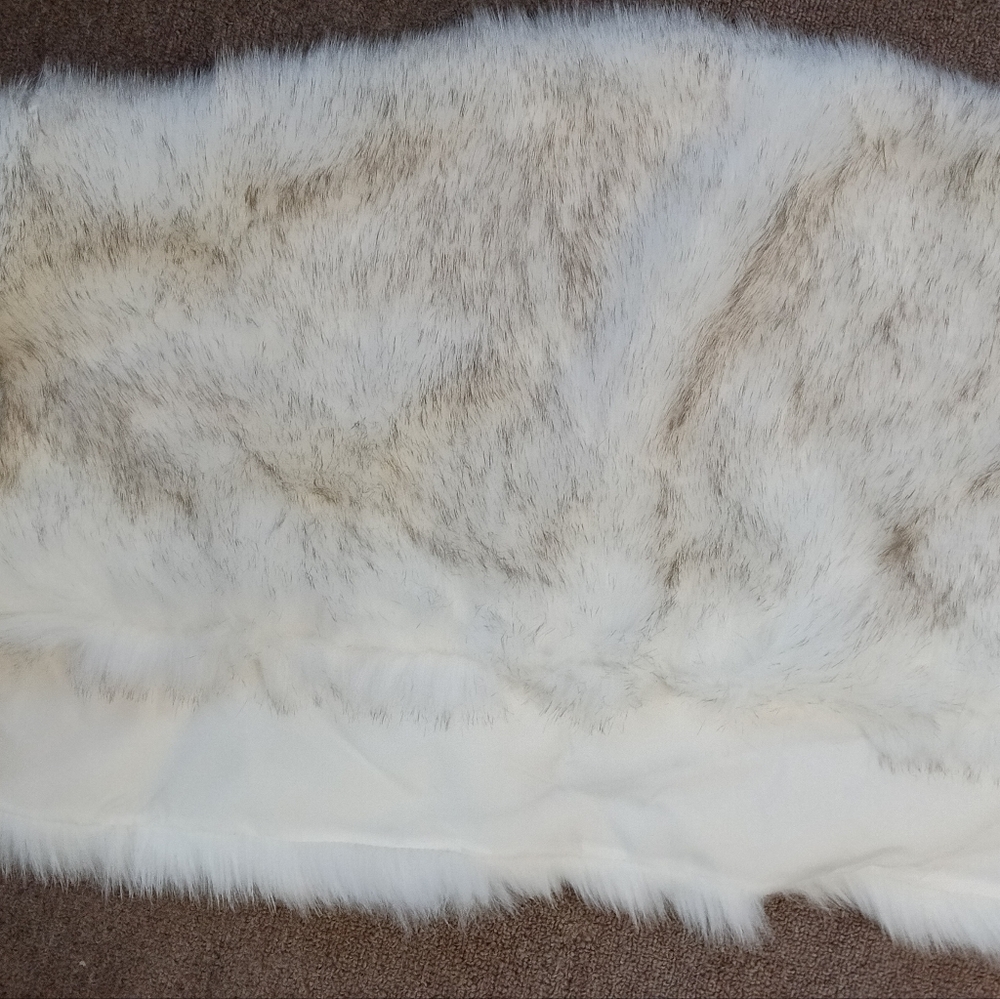 Elegant White Faux Fur Shawl  Length 55" Wide 18" - Picture 5 of 7